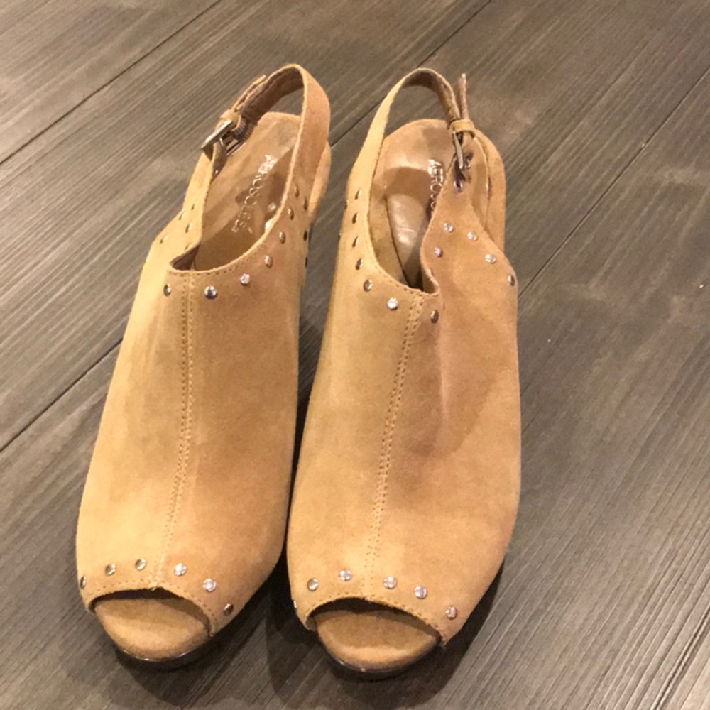 🎉Host Pick🎉 Aerosoles studded sling back heels